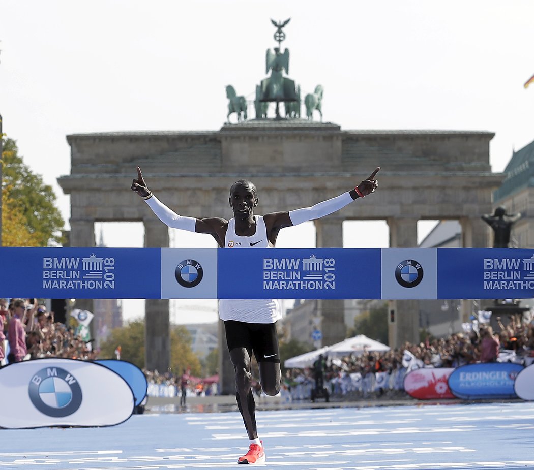 Eliud Kipchoge probíhá cílem Berlínského maratonu, na kterém posunul světový rekord