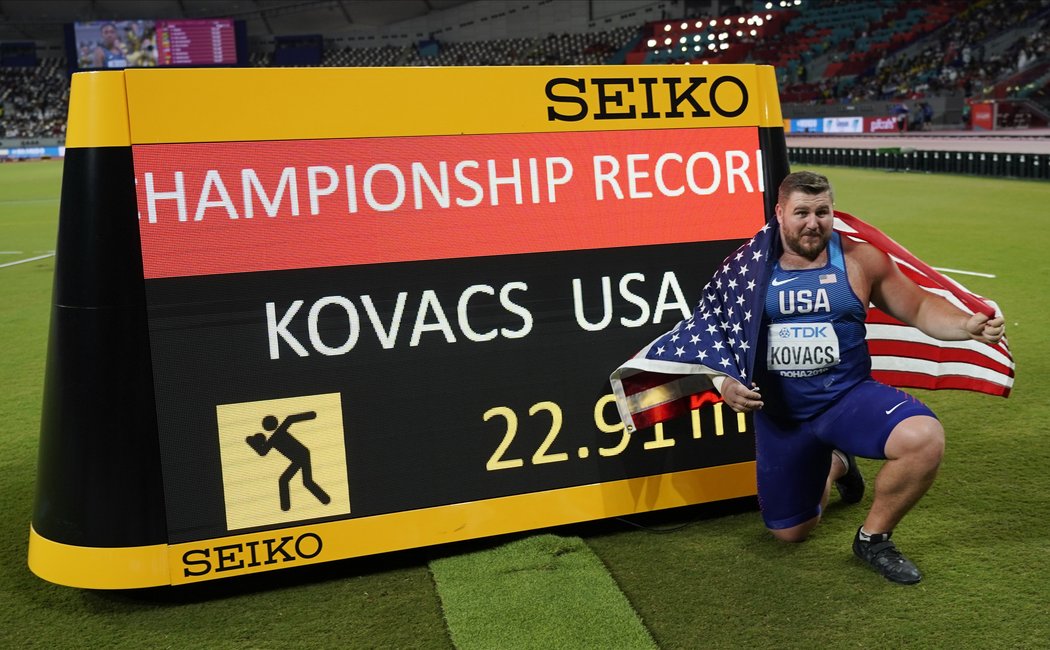 Mistr světa ve vrhu koulí Joe Kovacs z USA