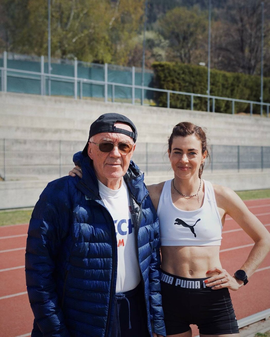 Běžkyně Kristiina Mäki se svým trenérem