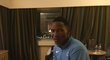 Isaac Makwala sleduje finále běhu na 400 metrů ve svém hotelovém pokoji