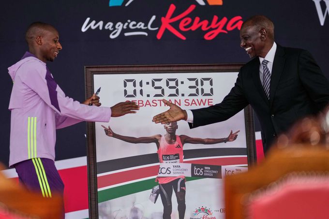 Pompézní přivítání maratonského hrdiny: prezident se šekem a slavobrána z vodních děl Pompézní přivítání maratonského hrdiny: prezident se šekem a slavobrána z vodních děl