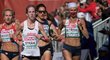 Zakrvácená Volha Mazuronaková na trati maratonu