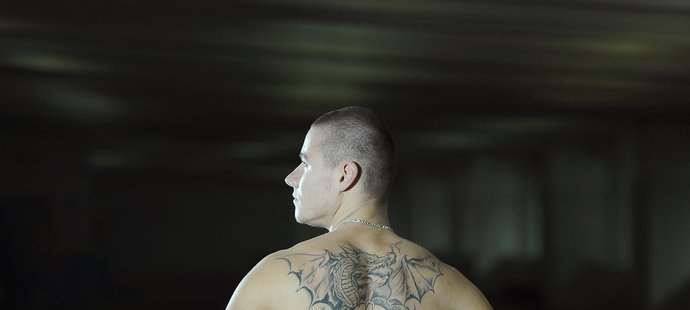 Záda běžce Pavla Masláka zdobí tetování s olympijskými kruhy