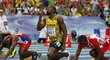Usain Bolt před startem svého rozběhu na 100 metrů