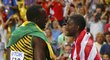 Usain Bolt přijímá v cíli gratulace od stříbrného Justina Gatlina z USA