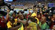 Usain Bolt v objetí svých krajanů po zlatém sprintu v Moskvě
