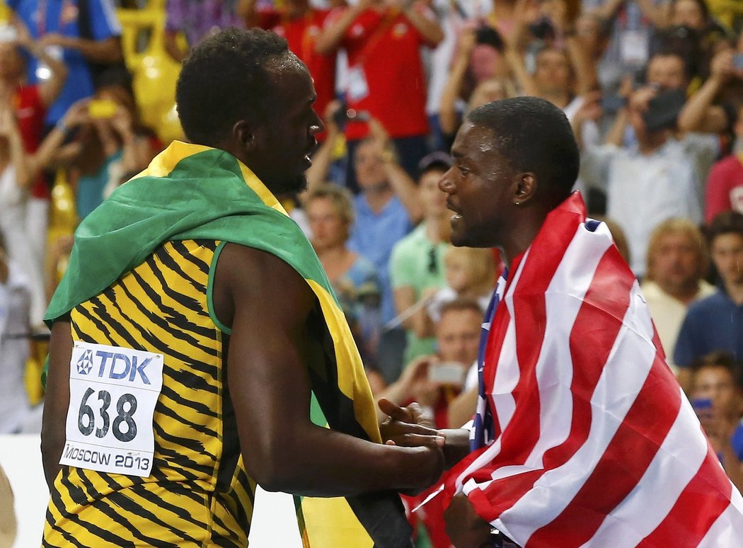 Usain Bolt přijímá v cíli gratulace od stříbrného Justina Gatlina z USA