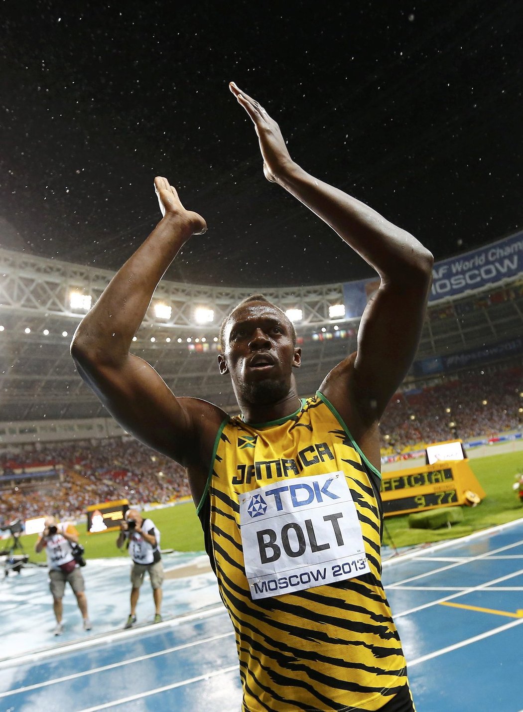 Hvězdný jamajský sprinter Usain Bolt je znovu mistrem světa v běhu na 100 metrů. Titul v závodu na 100 metrů získal Bolt po čtyřech letech. Předloni v Tegu totiž ve finále ulil start a byl diskvalifikován. V Moskvě už si jamajský sprinter už opět počínal bezkonkurenčně.