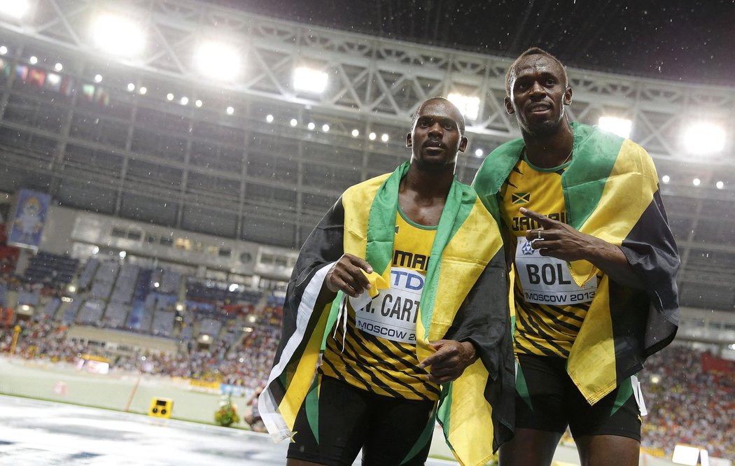 Zlatý Usain Bolt a bronzový Nesta Carter zapózovali fotografům