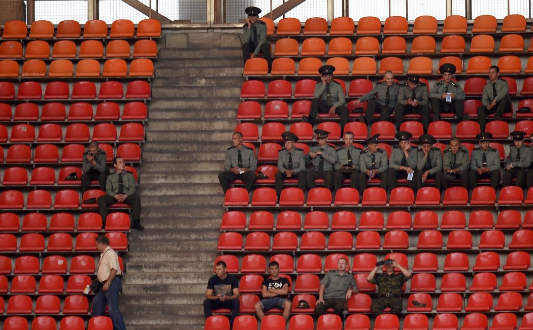 Na atletickém mistrovství světa v Moskvě tribuny najdete spoustu volných míst, které zaplnili i vojáci. Diváky šampionát příliš netáhne.