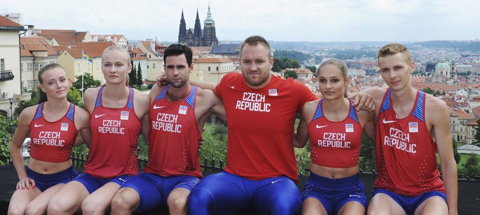 Nové atletické dresy pro olympiádu představili Nikola Bendová, Michaela Hrubá, Jan Kudlička, Tomáš Staněk, Tereza Vokálová a Filip Sasínek