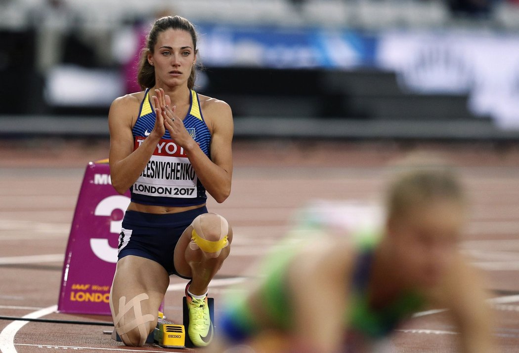 To jsou nervy. Před svým výkonem na 400 metrů překážek se soustředí Ukrajinka Olena Kolesnyšenková.