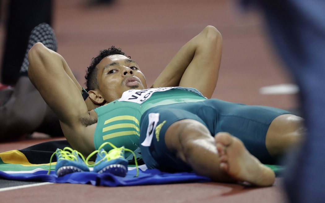 I takhle se slaví zlato! Vyřízený jihoafrický běžec na 400 metrů Wayde Van Niekerk.