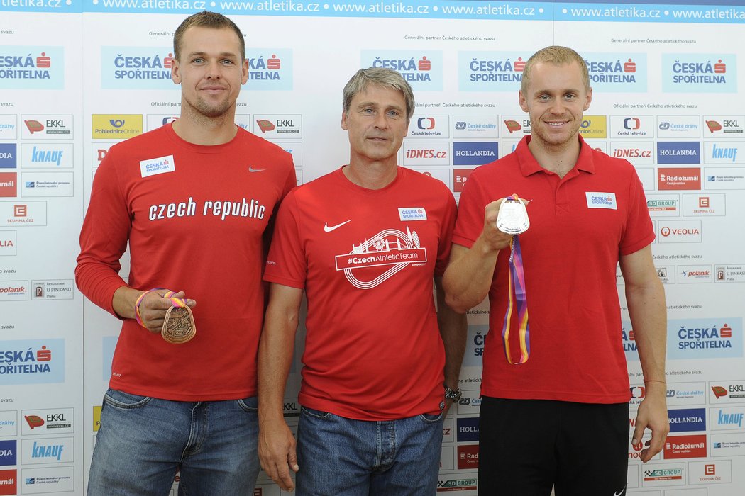 Oštěpaři Jakub Vadlejch (vpravo) a Petr Frydrych, kteří získali stříbrnou a bronzovou medaili na MS v Londýně, uprostřed jejich trenér Jan Železný.