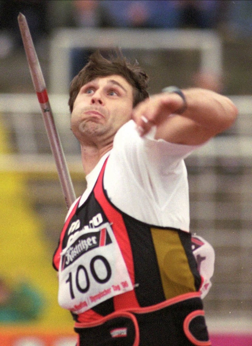 Světový rekord Jana Železného měří 98,48 metru.