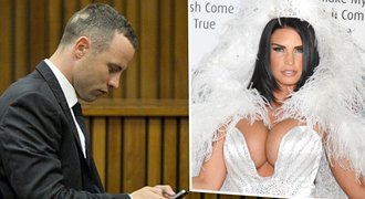 Zděšená sexbomba Katie Price: Pistorius mi psal ze soudní síně!
