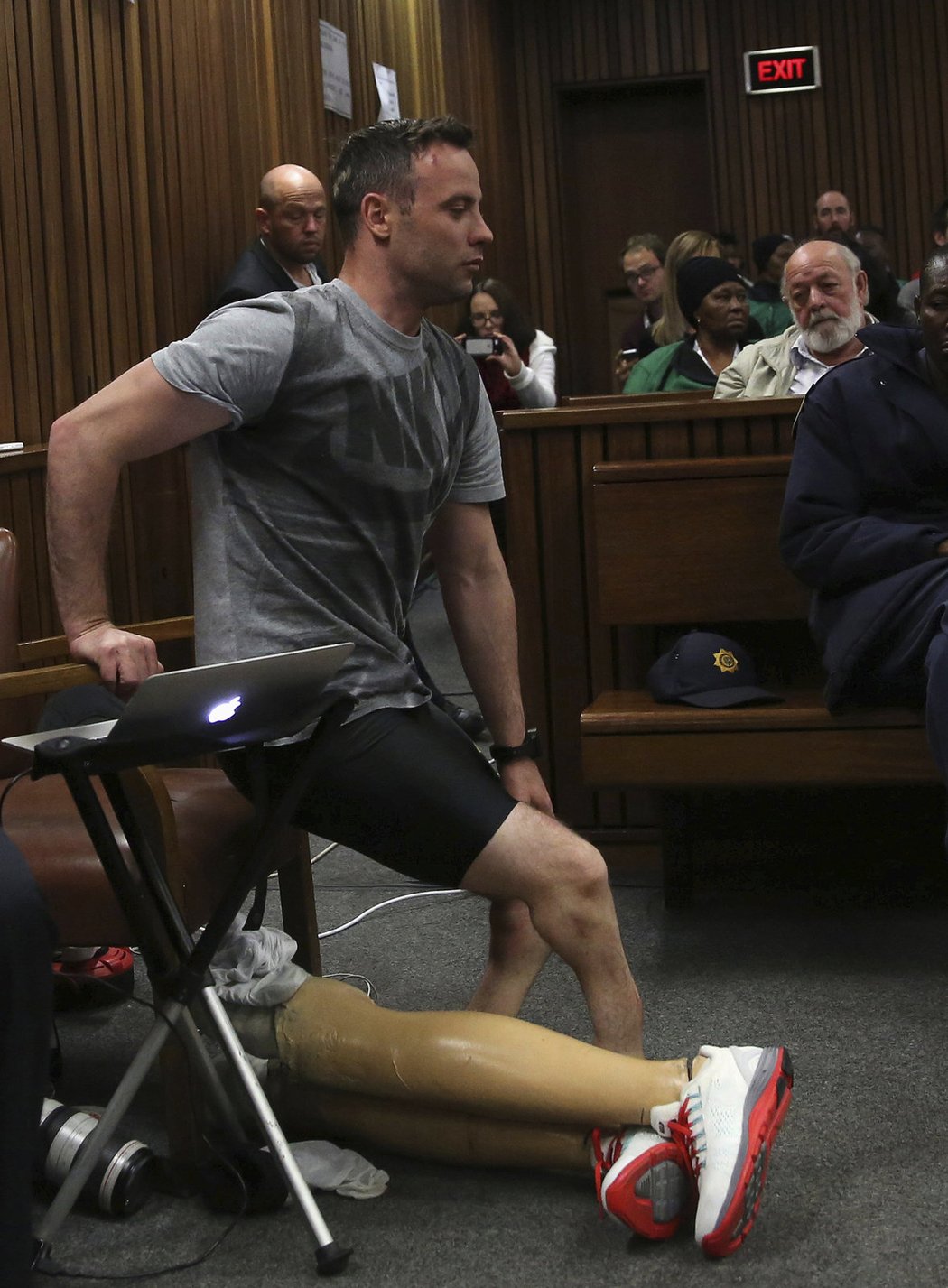 Pistorius soudu předvedl, jak je náročné chodit po uříznutých nohou.
