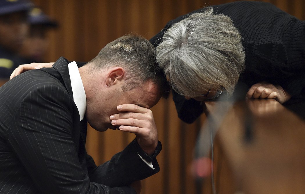 Oscar Pistorius při soudním jednání neskrýval emoce