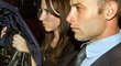Oscar Pistorius opouští soudní budovu v Pretorii. V autě s ním sedí jeho sestra Aimee.