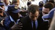 Oscar Pistorius přichází k soudu v Pretorii, kde si vyslechl obvinění z vraždy