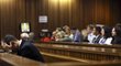 Během soudního líčení má Oscar Pistorius často hlavu v dlaních