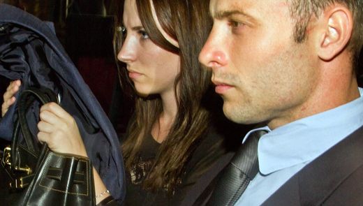 Oscar Pistorius opouští soudní budovu v Pretorii. V autě s ním sedí jeho sestra Aimee. Oscar Pistorius opouští soudní budovu v Pretorii. V autě s ním sedí jeho sestra Aimee.