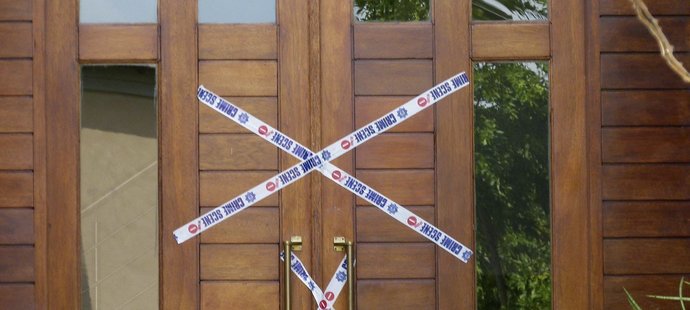 Tak vypadá místo činu. Vchod do Pistoriusova domu je obehnaný policejní páskou.
