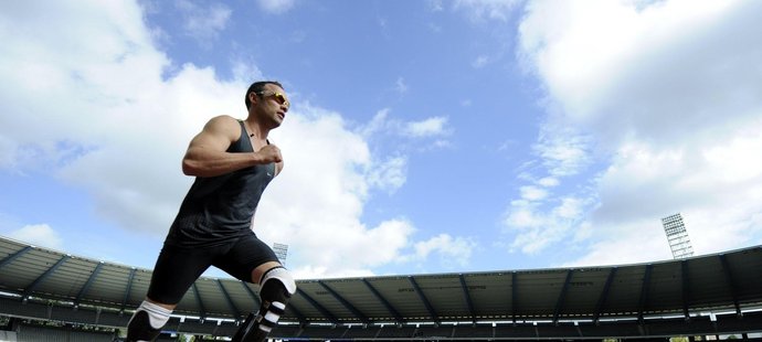 Handicapovaný běžeč Oscar Pistorius zažívá prudký pád z výsluní na dno
