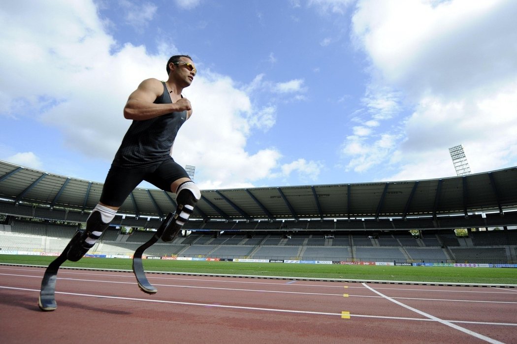 Handicapovaný běžeč Oscar Pistorius zažívá prudký pád z výsluní na dno