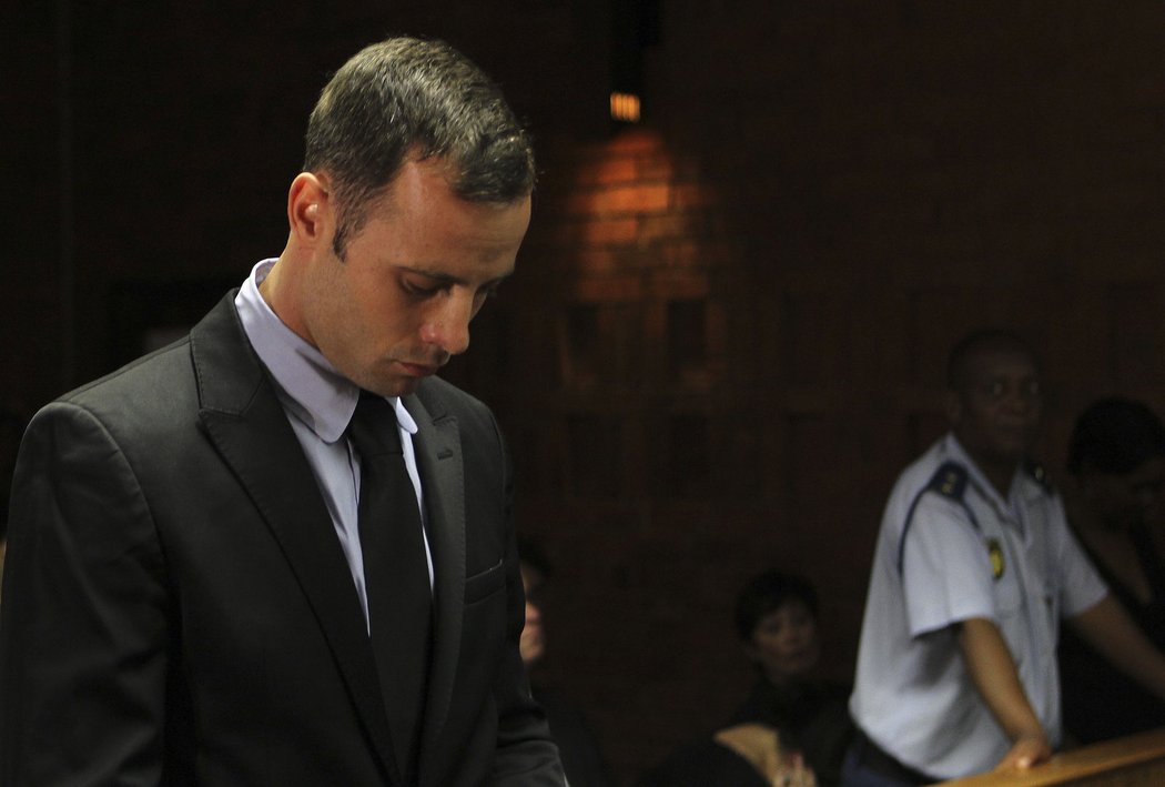 Oscar Pistorius se u jihoafrického soudu zodpovídá z vraždy svojí přítelkyně