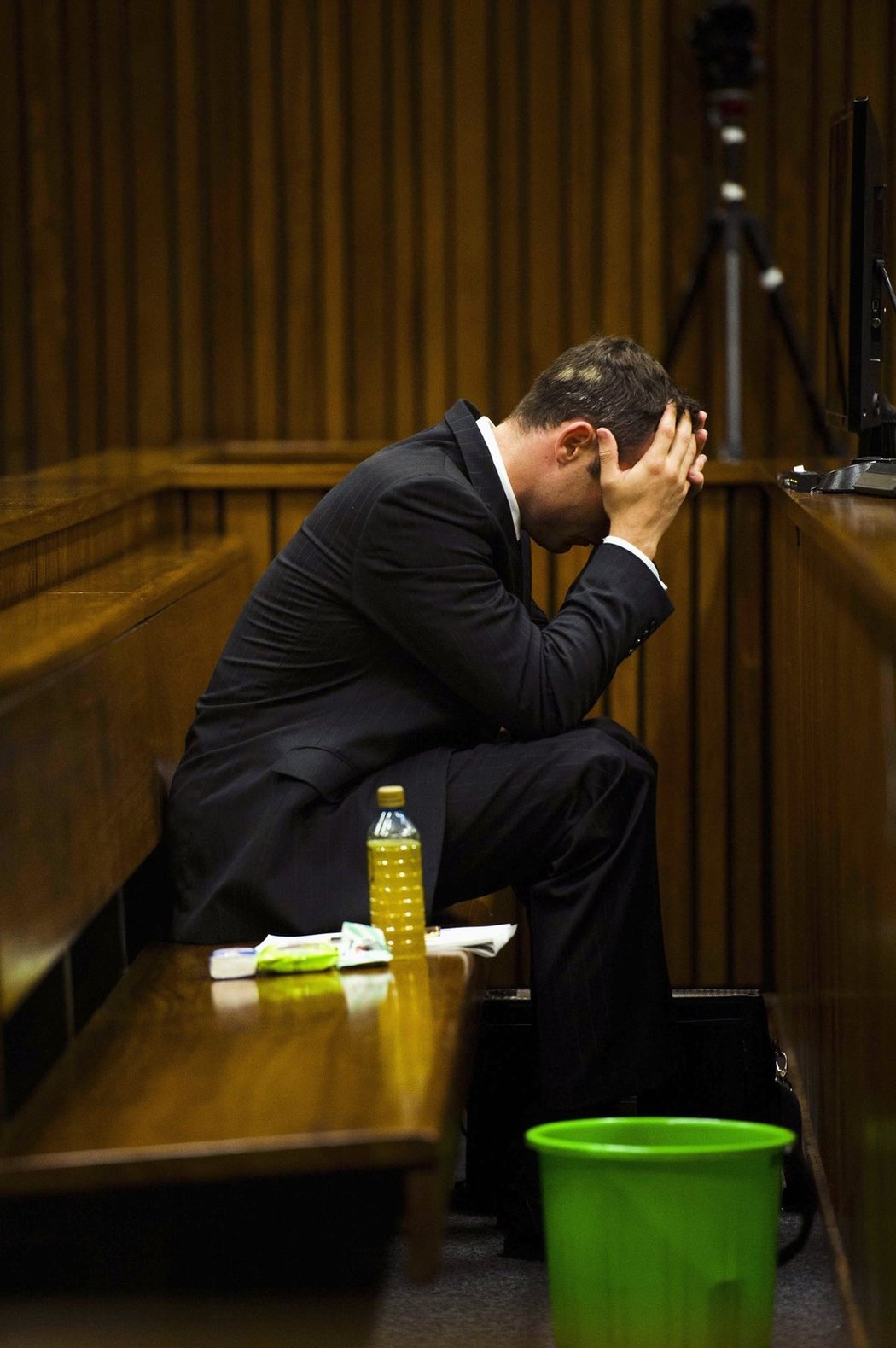 Někdejší paralympijský šampion Oscar Pistorius stojí před soudem kvůli vraždě svojí přítelkyně Reevy Steenkamp. Jihoafrickou modelku měl měl podle obžaloby zastřelit v koupelně svého domu. Během líčení již několikrát zvracel.