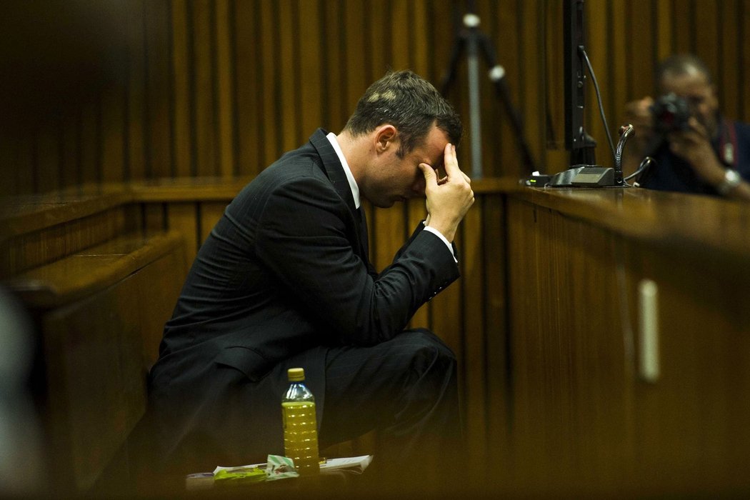Oscar Pistorius během soudního líčení neskrývá emoce