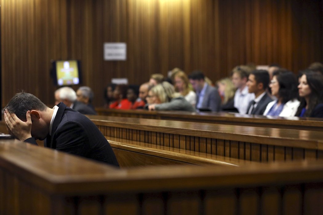 Během soudního líčení má Oscar Pistorius často hlavu v dlaních