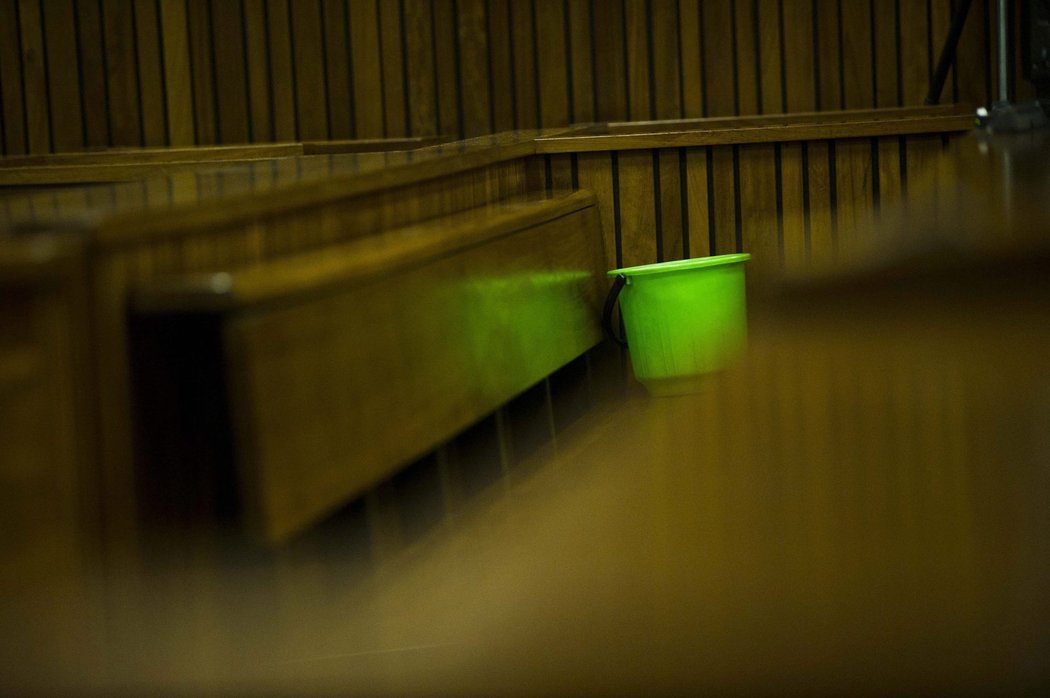 Oscar Pistorius zvracel do tohoto zeleného kbelíku během soudního procesu již několikrát