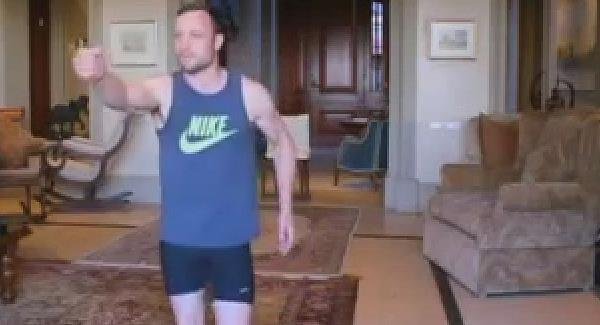 Oscar Pistorius při rekonstrukci vraždy