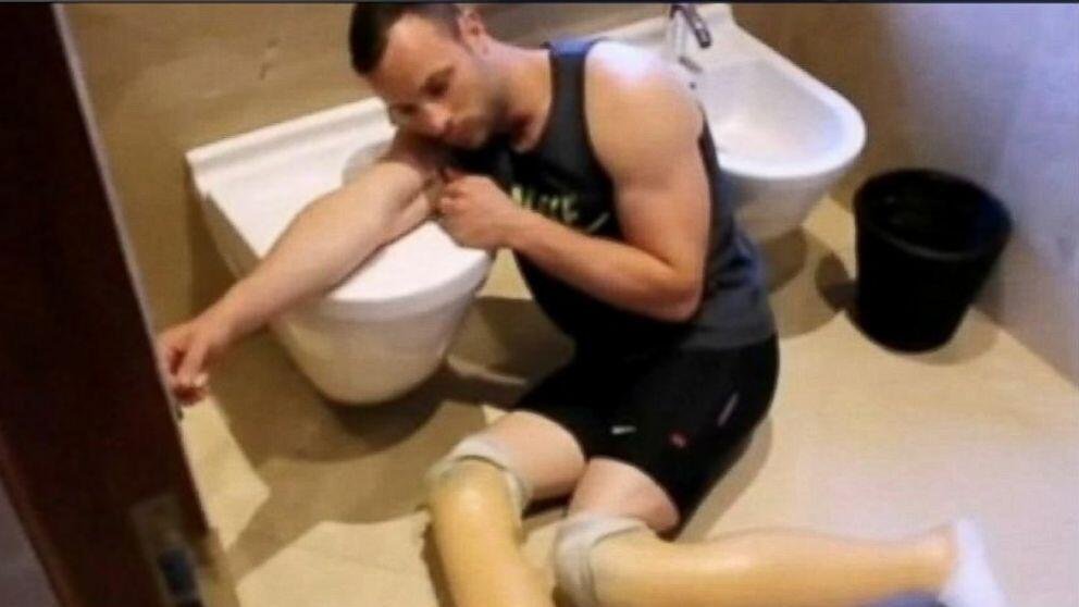 Tak ležela umírající Reeva! Oscar Pistorius při rekonstrukci násilného činu.