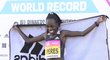 Keňanka Peres Jepchirchirová zaběhla v Praze světový rekord, v půlmaratonu vylepšila ho o 37 sekund na 1:05:34.