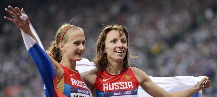 Jekatěrina Poistogovová (vlevo) patřila mezi ruské atletky, které vyšetřovací komise zpovídala během halového ME v Praze