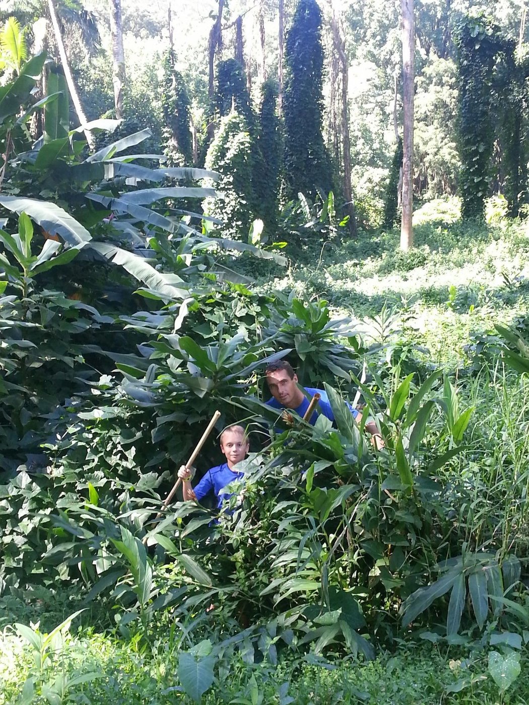 Roman Šebrle se synem Štěpánem se ukrývají v džungli.