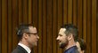 Oscar Pistorius se baví s bratrem Carlem v soudní síni