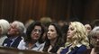 Soudní jednání sledovala také Pistoriova sestra Aimee (uprostřed)