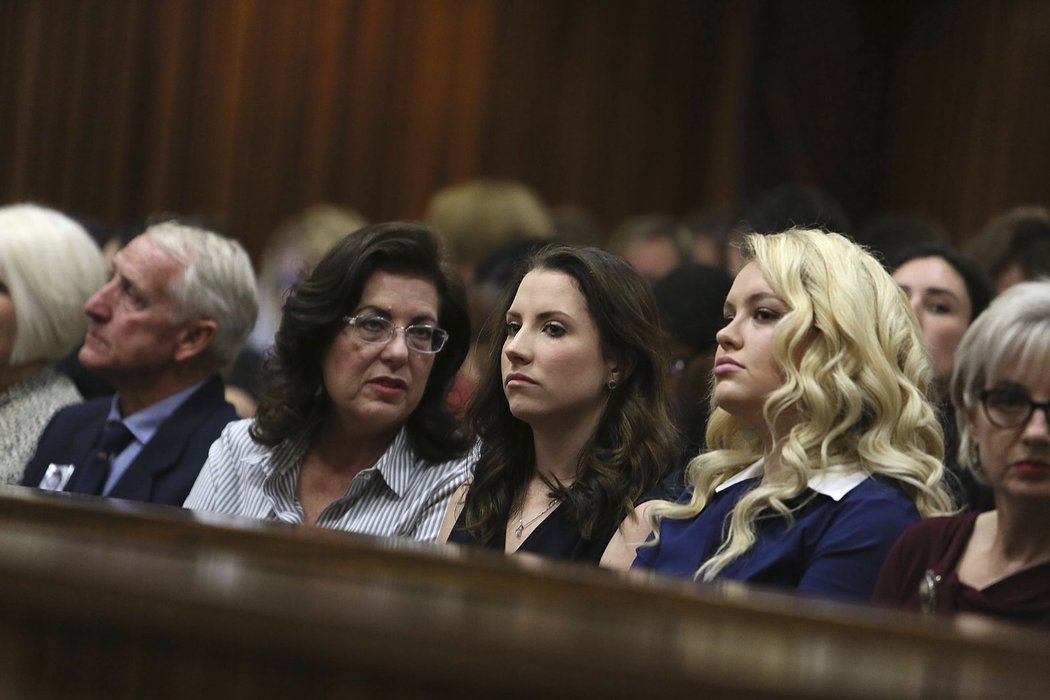 Soudní jednání sledovala také Pistoriova sestra Aimee (uprostřed)