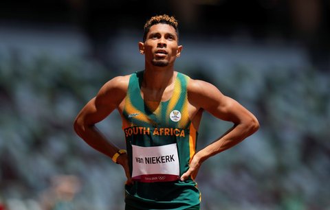 Světový rekordman v běhu na 400 metrů Jihoafričan Wayde van Niekerk olympijské zlato neobhájí, v Tokiu nepostoupil do finále.