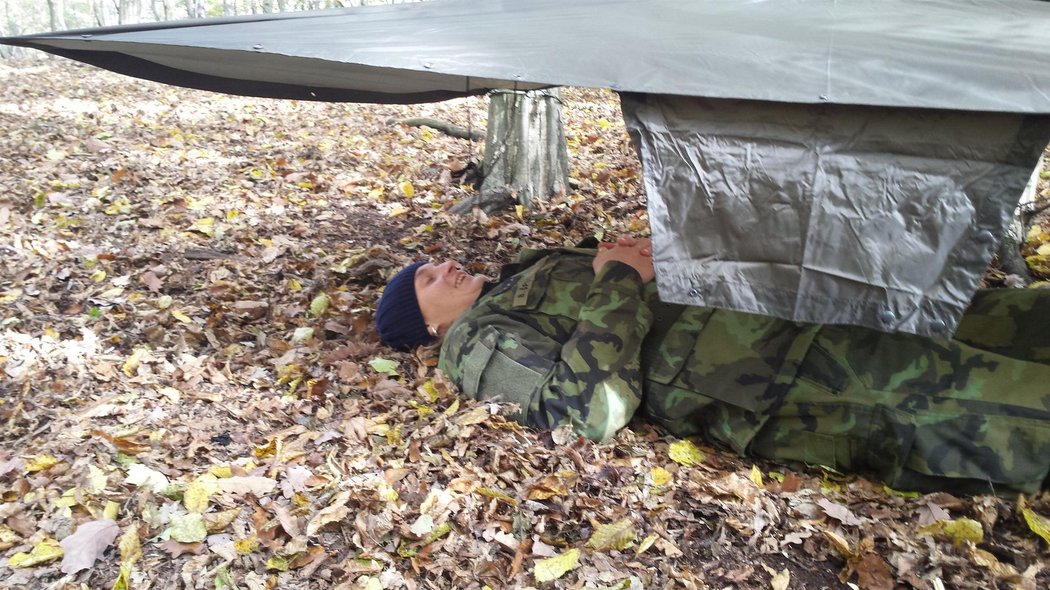 Přístřešek hotový, Špotáková si mohla na chvilku zdřímnout.