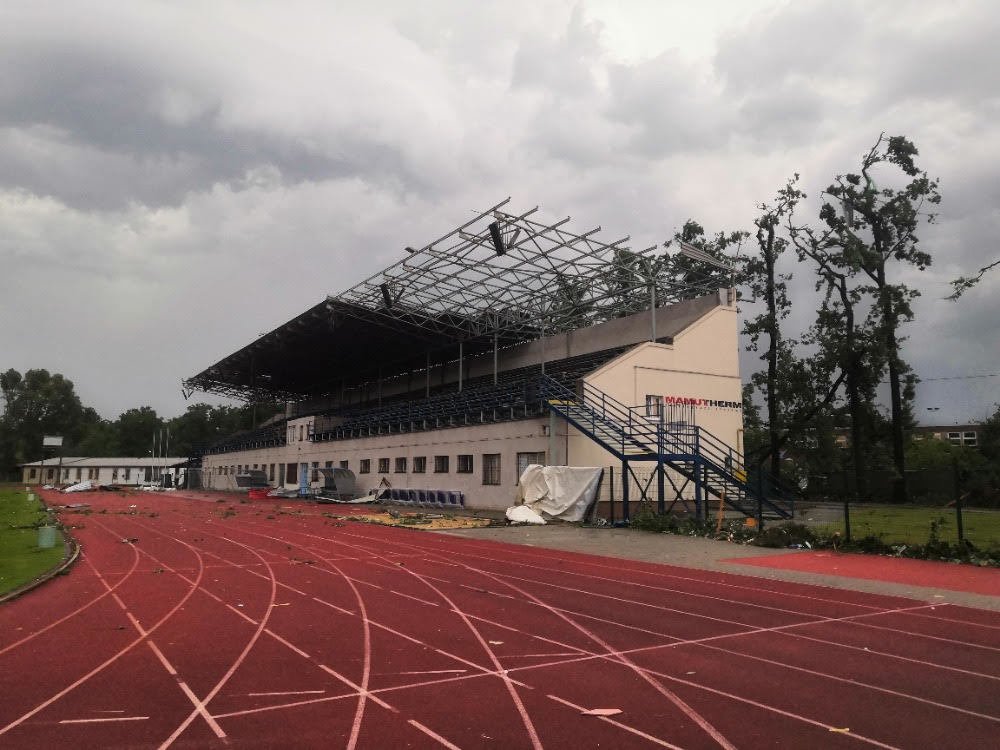 Takhle tornádo poničilo atletický stadion v Hodoníně