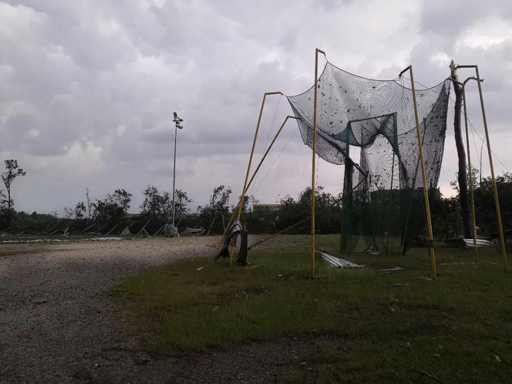 Takhle tornádo poničilo atletický stadion v Hodoníně