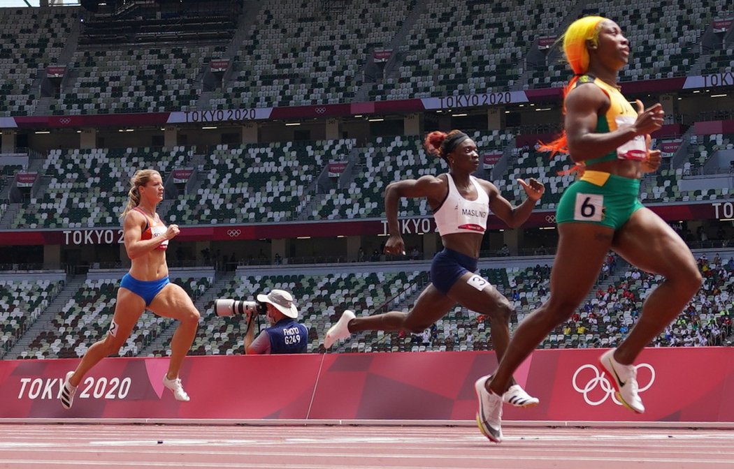 Beatrice Masilingiová z Namíbie finišuje na olympiádě v Tokiu