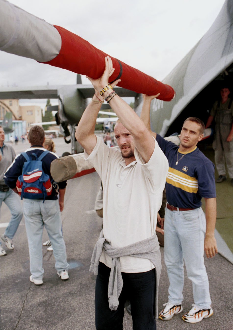 1998. Tomáš Dvořák a Roman Šebrle při příletu z atletického ME v Budapešti.