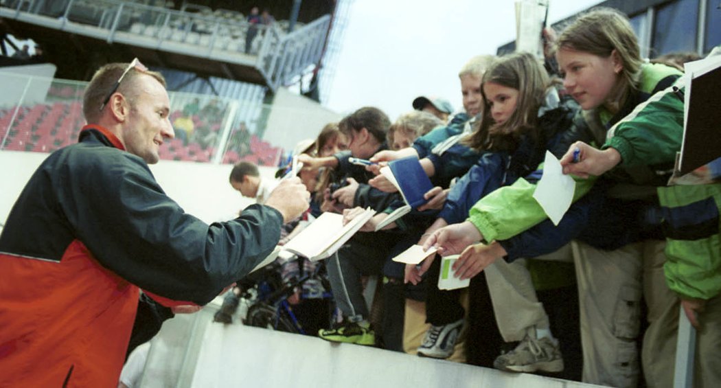 2001. Tomáš Dvořák při autogramiádě na Memoriálu Josefa Odložila v Praze.