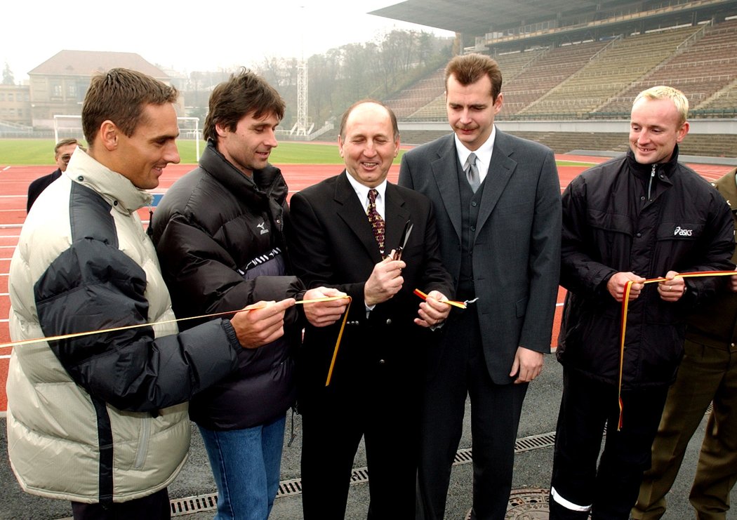 2001. Otevření zrekonstruované Julisky. Dorazil Roman Šebrle , Tomáš Dvořák a tehdejší ministr obrany Jaroslav Tvrdík.